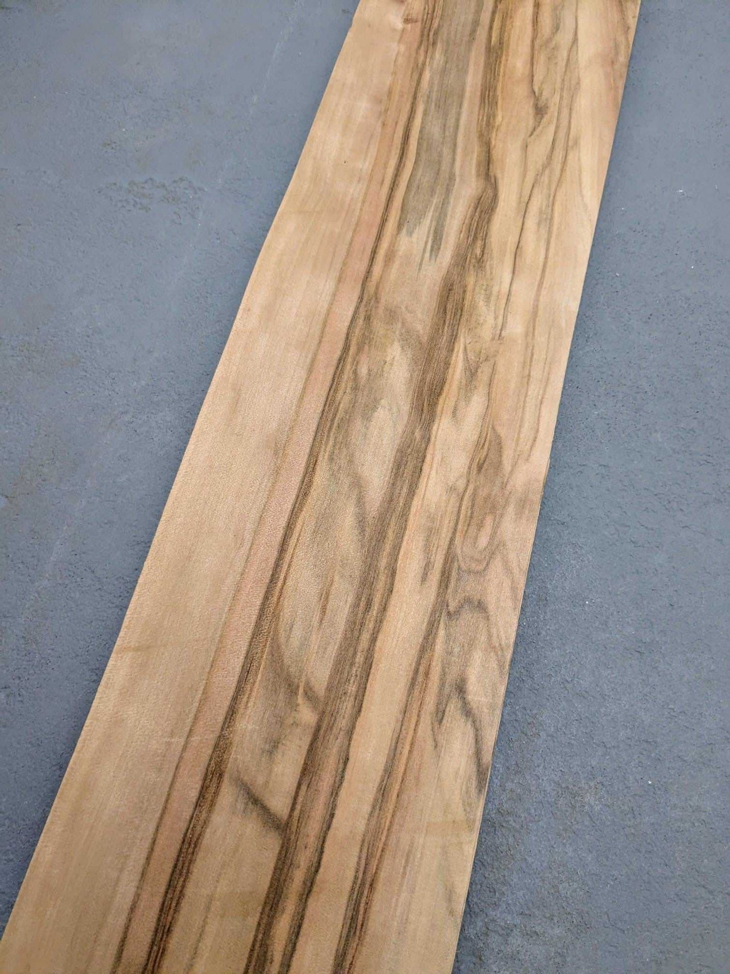 Detail van los vel Red gum (satijnnoten) houtfineer 140 x 15 cm met karakteristieke nerfstructuur, perfect voor creatieve houttoepassingen.