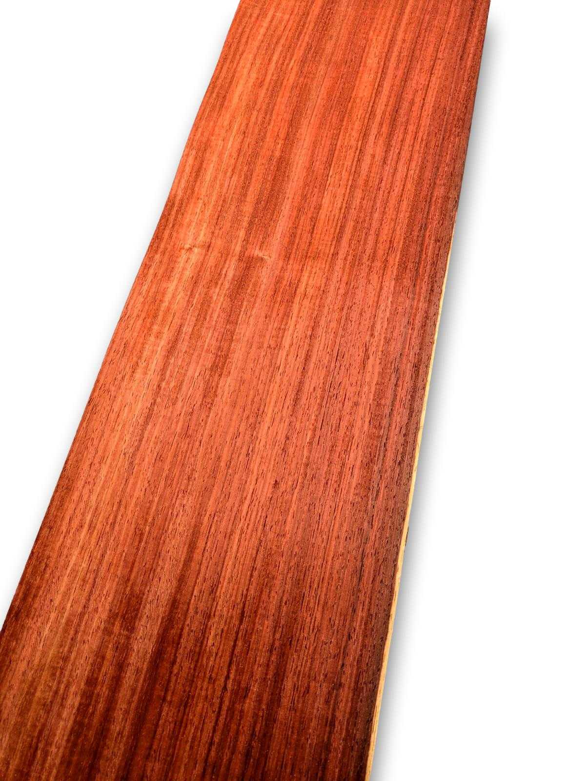 Natuurlijk padoek fineervel 214 x 24 cm zonder backing, met glad oppervlak en rechte houtnerf. Perfect voor renovatie of kunstprojecten.