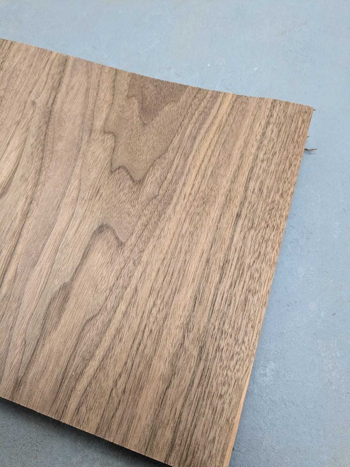 Detail van walnoot sperfineer 2,4 mm met warme houttinten en fijne tekening, perfect voor renovatie en ambachtelijke toepassingen.