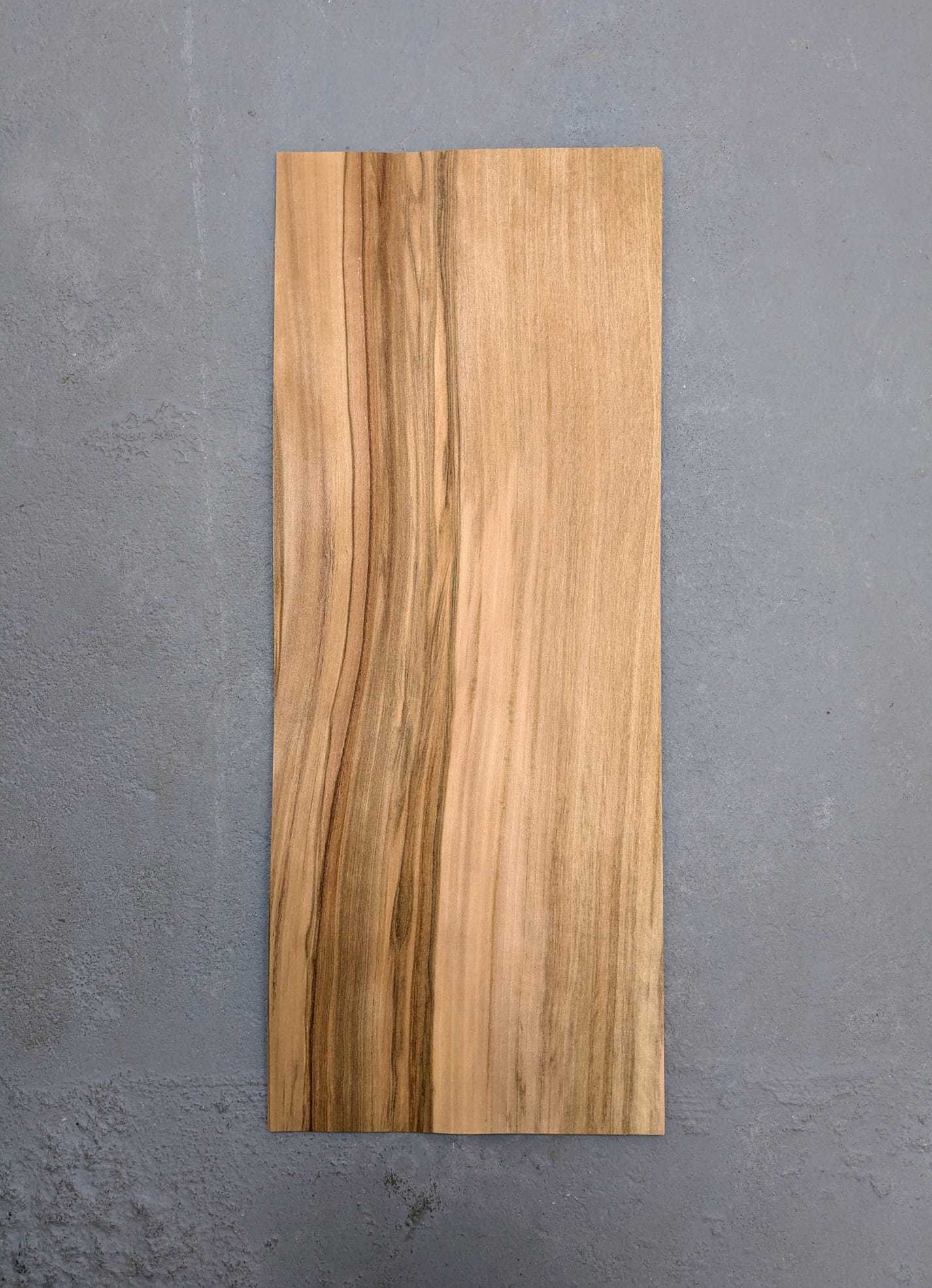 Satijnnoten houtfineer strook 50 x 20 cm met unieke nerfstructuur, perfect voor renovatie, panelen of kunstprojecten.