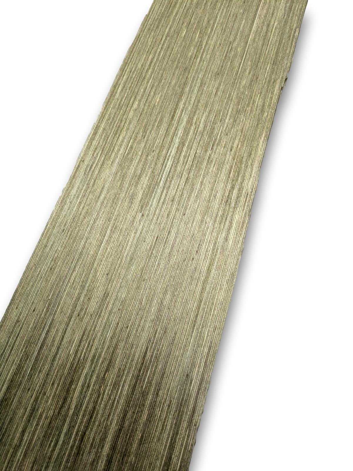 Detail van groen geverfd designfineer 70x18 cm met fijne houtnerf, geschikt voor renovatie, kunstwerken of meubelafwerking.