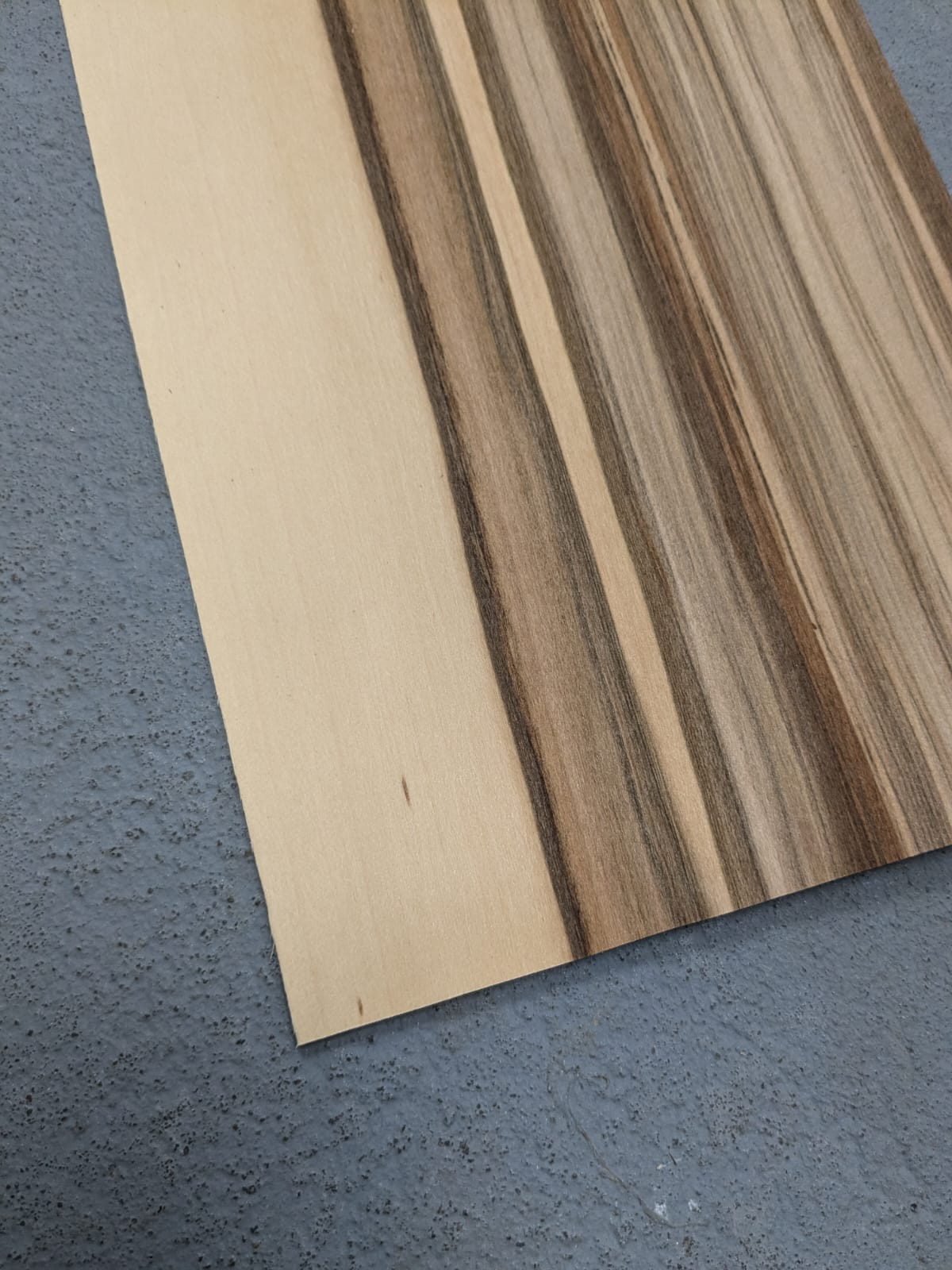 Red gum (satijnnoten) fineer | 115x16 cm