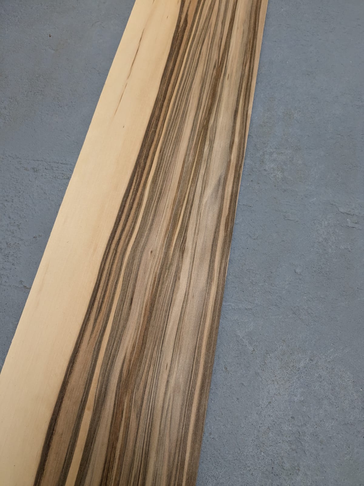 Red gum (satijnnoten) fineer | 115x16 cm